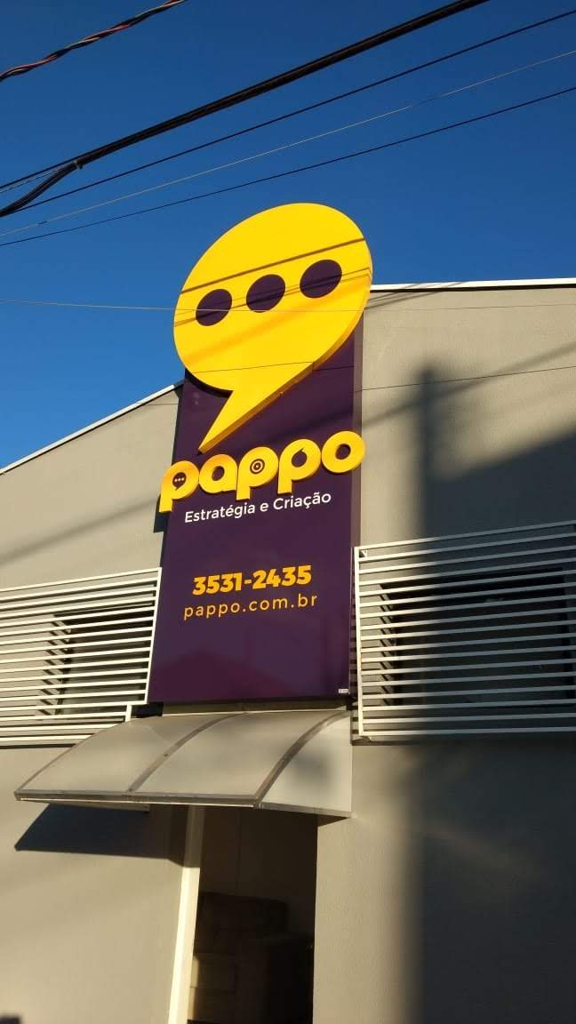 Fachada da Pappo Estratégia e Criação, com o letreiro da marca